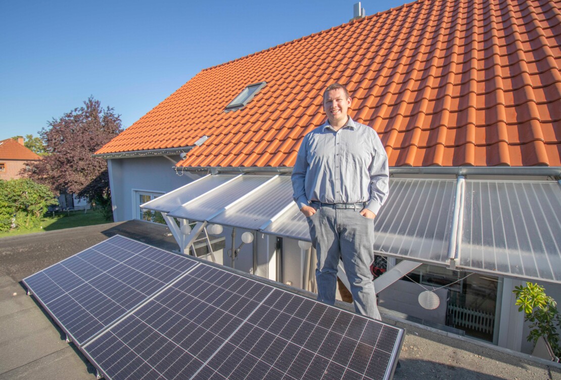 Marc Scheffler ist stolzer Besitzer einer LeineSolar 20° - der Mini-PV-Anlage der Stadtwerke.