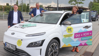 <p>Kultusministerin Julia Hamburg weiht neues E-Carsharing der Stadtwerke ein</p>